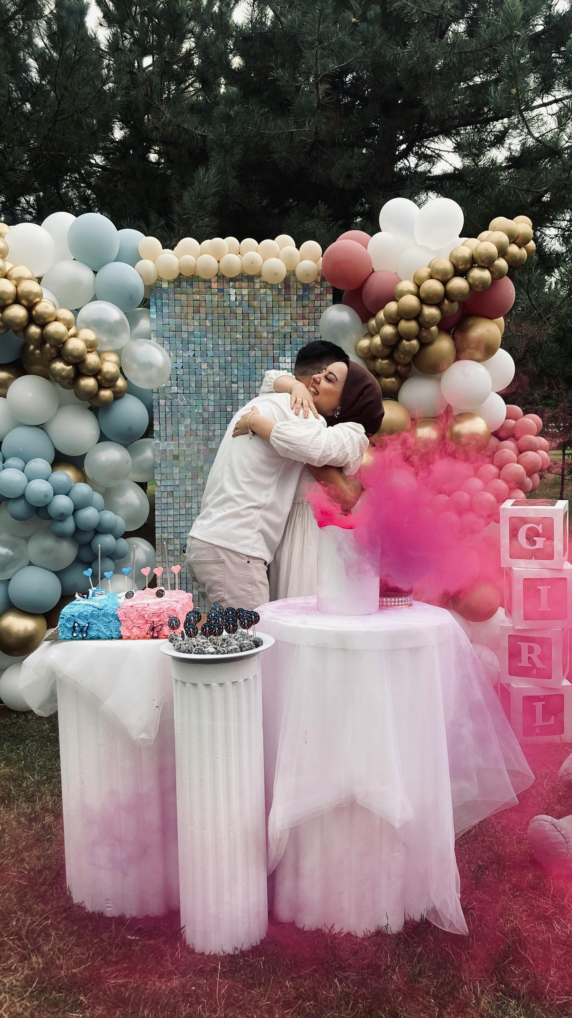 outdoor-gender-reveal-party-with-balloons-and-cake,-featuring-a-couple-embracing - dilara-doğar (pexels)