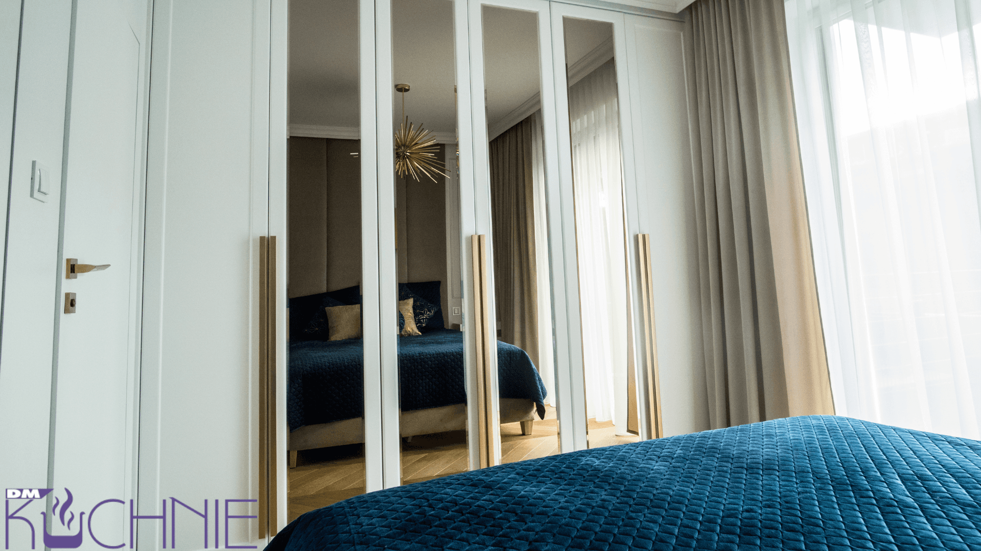 Szafa na zamówienie Warszawa – elegancka zabudowa sypialni z lustrzanymi frontami
