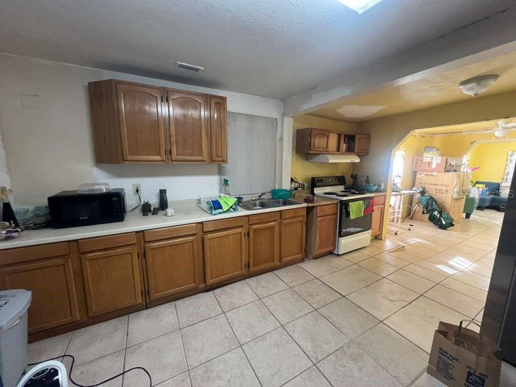 Open kitchen Tampa home with appliances