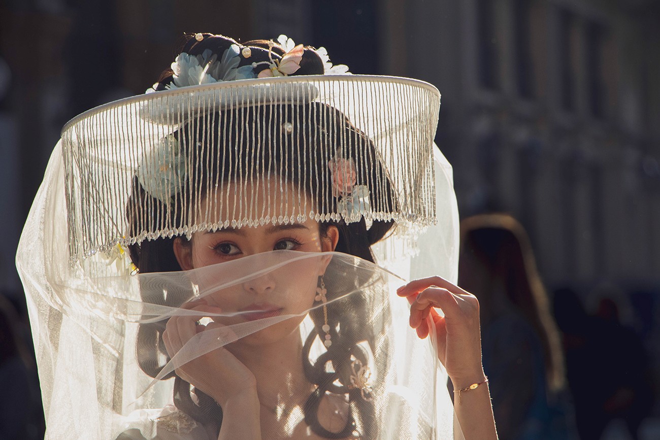 portrait femme contre jour avec chapeau voile sur transparent