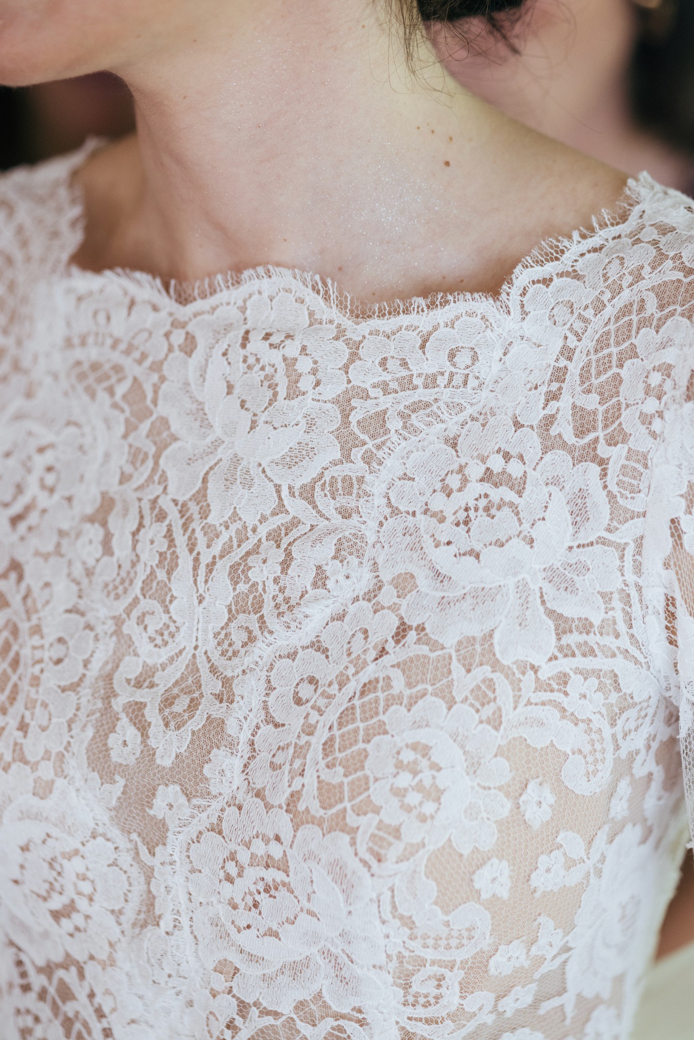 Dettaglio del pizzo dell'abito da sposa di Maria Virginia, trama floreale e trasparenze delicate sui preparativi matrimoniali