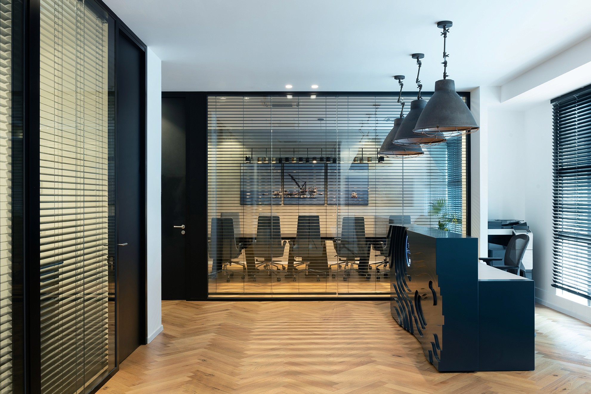 עיצוב פנים למשרדים: פתרונות אחסון בנגרות אישית ווילונות אקוסטיים לגמישות ופרטיות