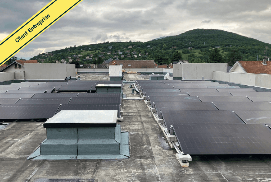 Photo d'un toit d’une école privé à Aix-les-bains équipée de panneaux photovoltaïques dont l'installation a été faite par Solarock.