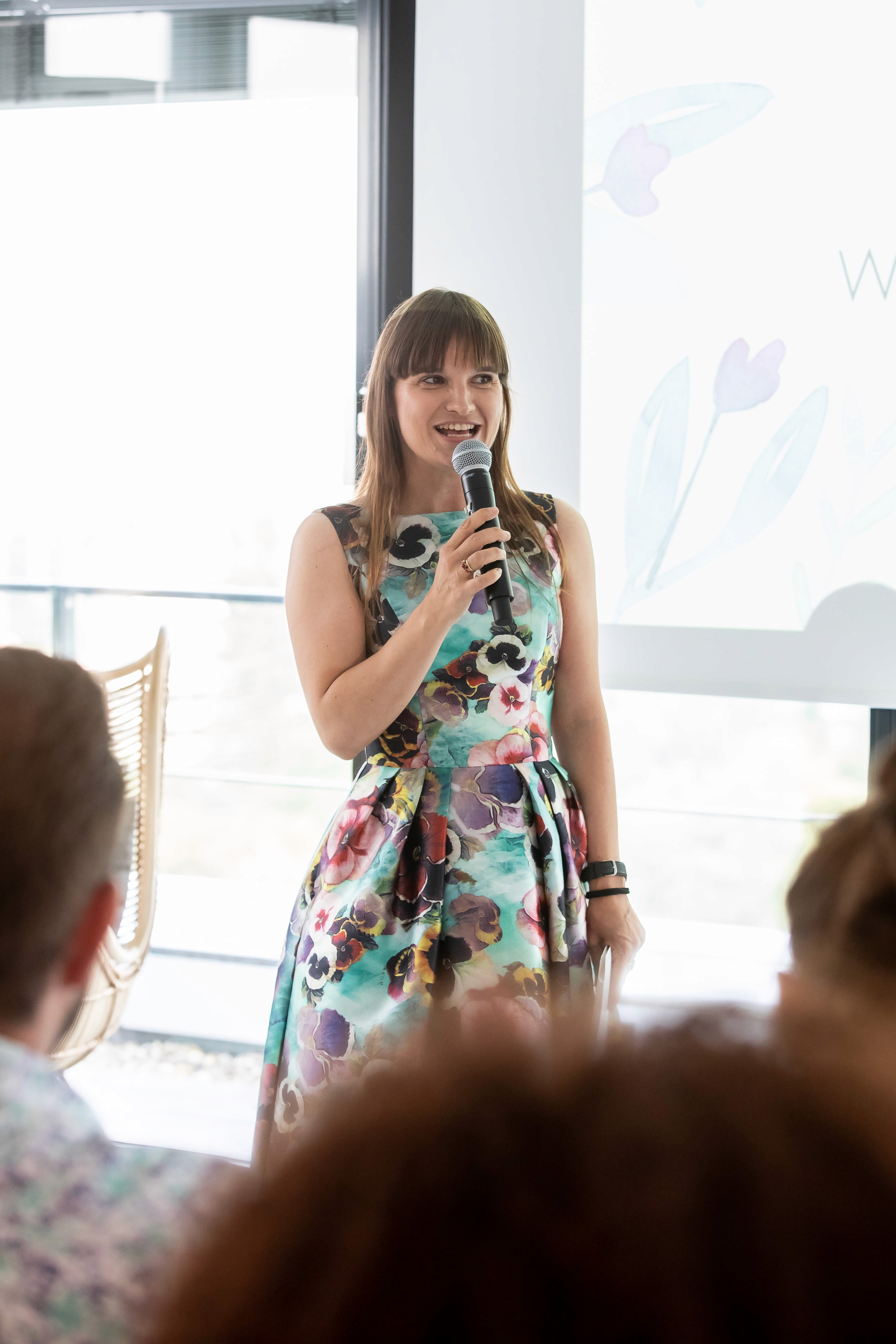 Großes Gruppenfoto von Teilnehmerinnen des Creator Events GHBA & friends im Garten mit Palmen und Sonnenschirmen.