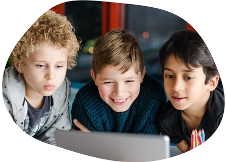 Kinderen kijken naar een tablet