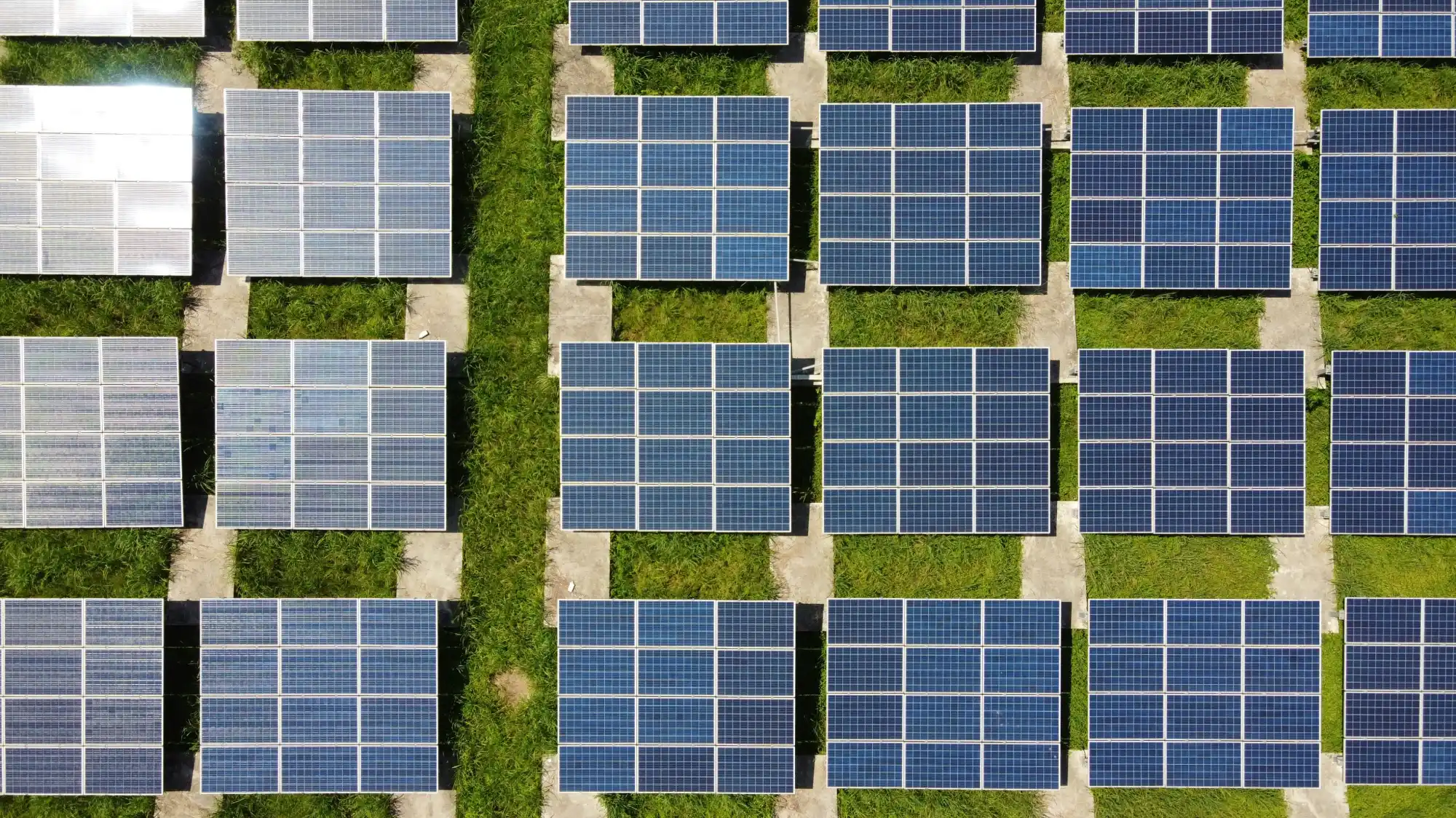 Ein Solarpark aus der Vogelperspektive