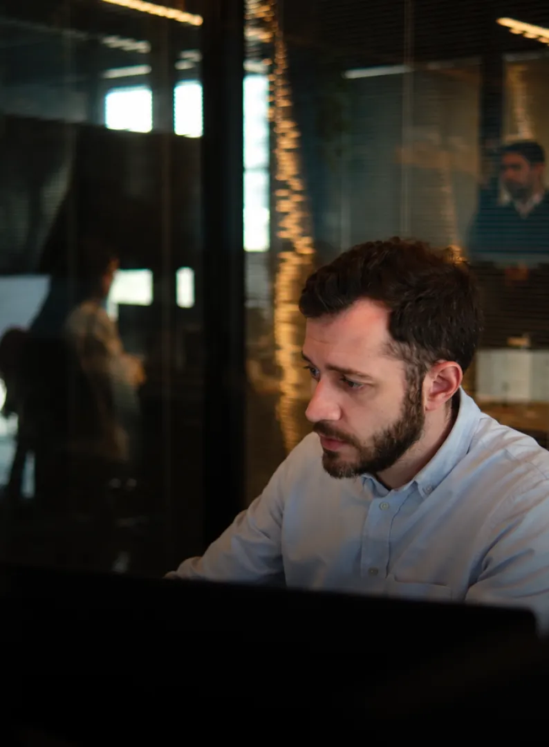 Consultor da Directcon analisando dados no computador