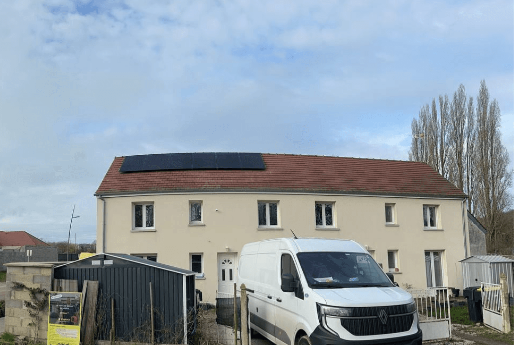 Photo d'un toit d’une maison à Longueil-Sainte-Marie en France équipée de panneaux photovoltaïques dont l'installation a été faite par Solarock.