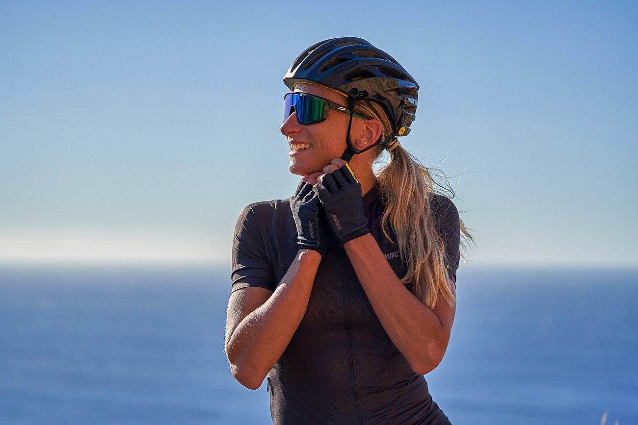 Photographie commerciale lifestyle  pour maillet  de vélo femme devant la mer