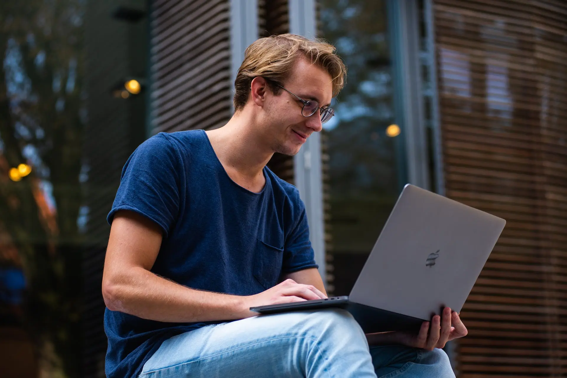 un étudiant qui cherche quelque chose sur son ordinateur apple