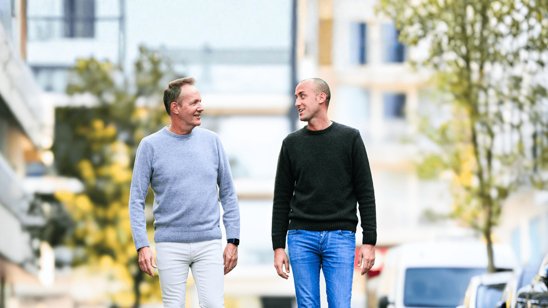 Hans en Johan in gesprek wandelend in de straat