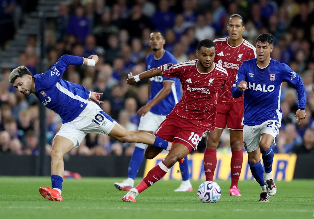 Alexander Isak assina bis fulgurante e garante primeiro triunfo do Liverpool