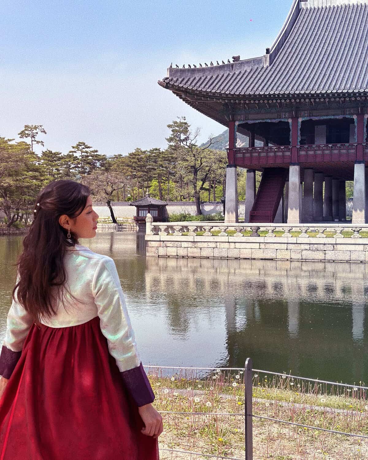 Cô gái Ý tại đình Gyeonghoeru trong cung Gyeongbokgung — tình bạn sâu sắc với người Hàn Quốc