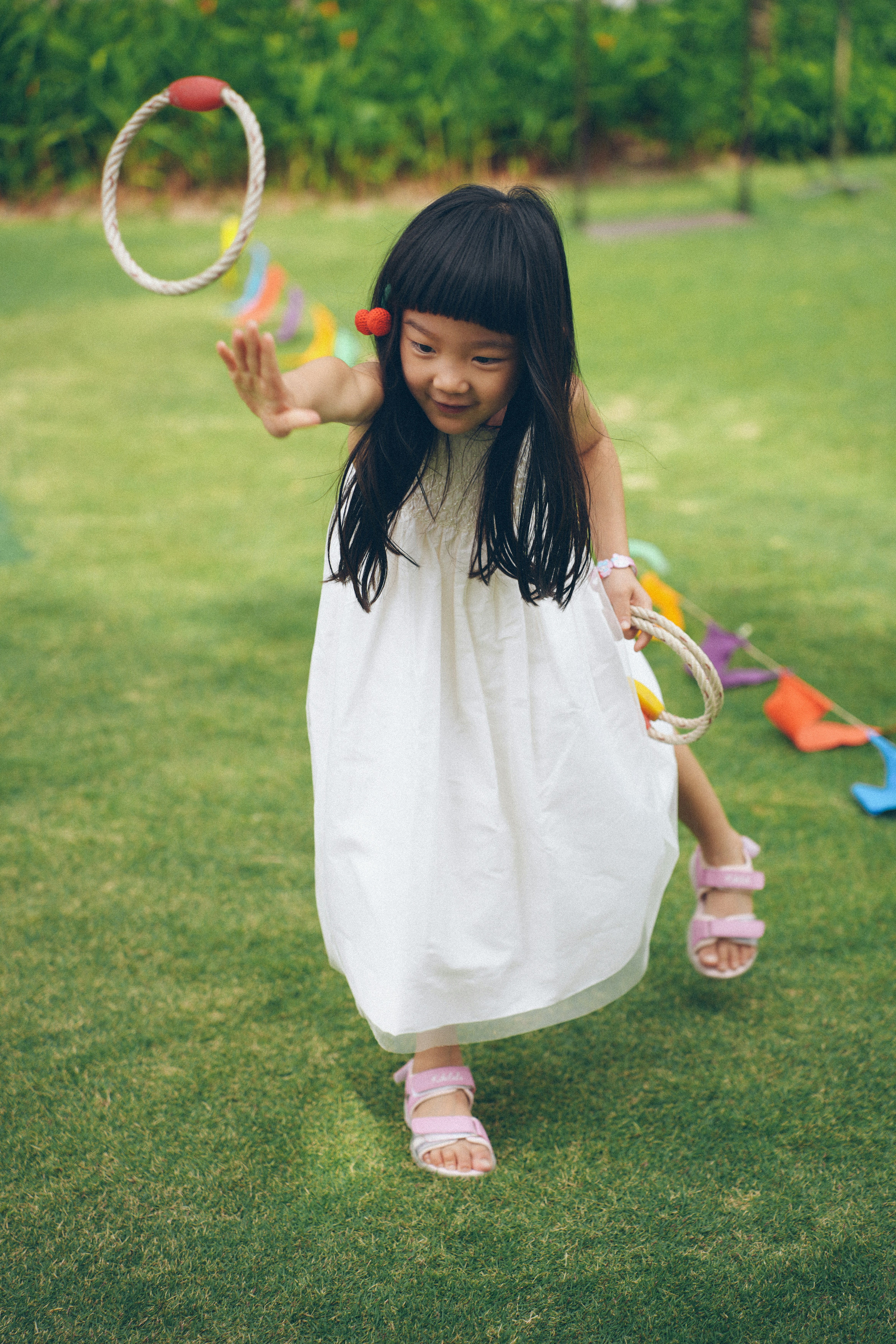 petite fille qui joue en extérieur à un mariage