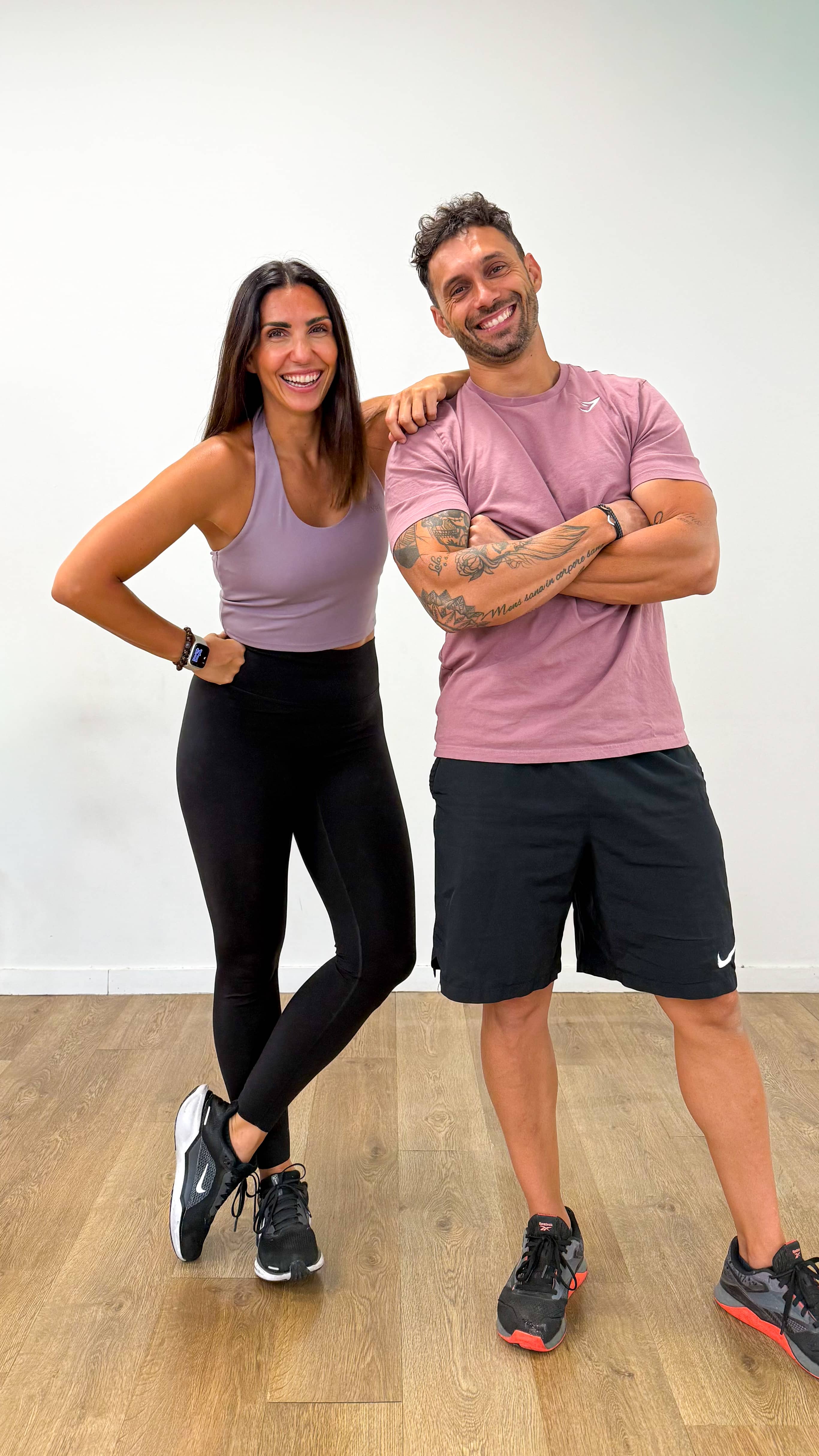 Caroline et Romain, un couple de coach sportif, qui font une séance de sport en couple.
