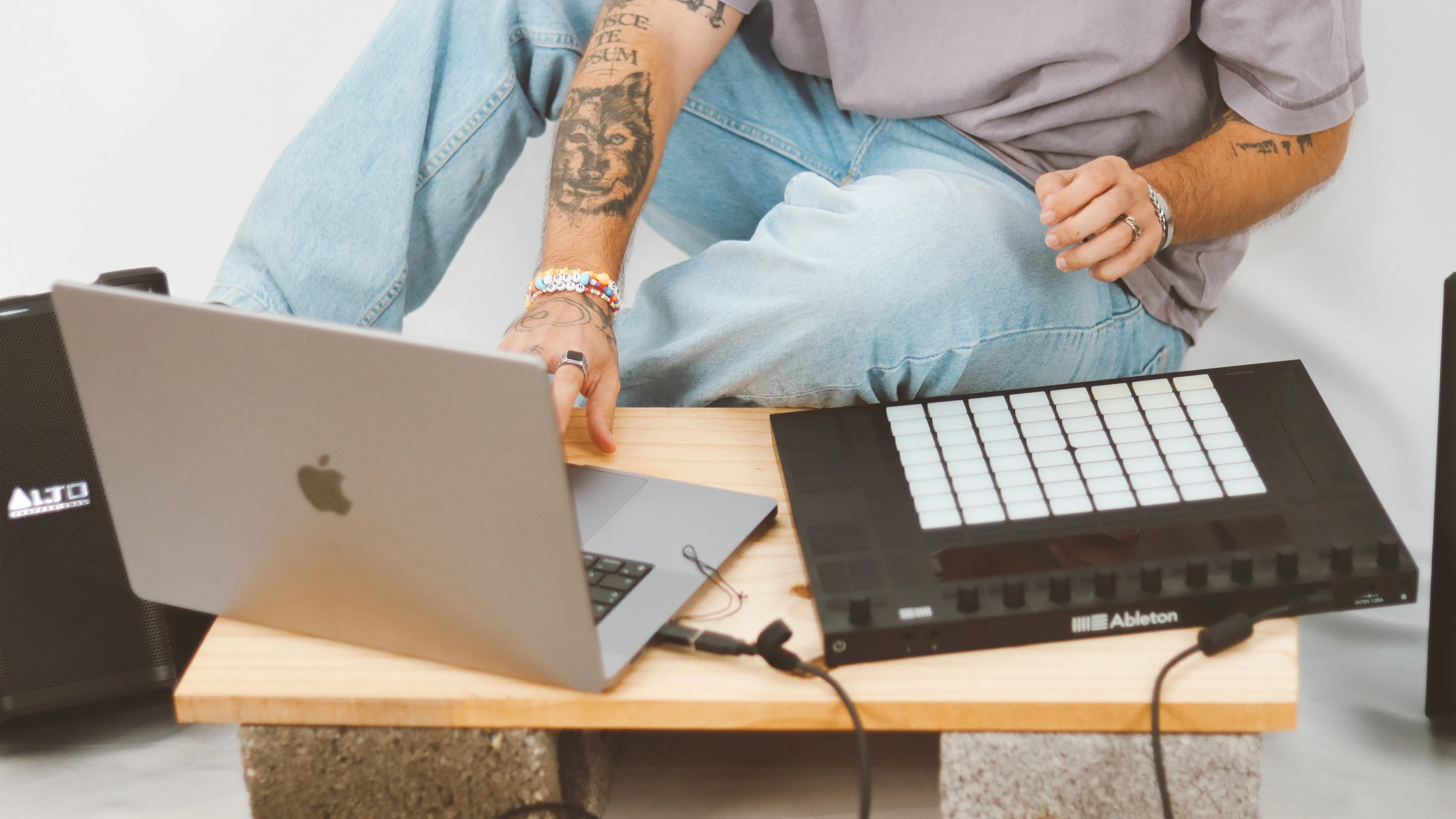 Artista trabajando con laptop y controlador Ableton Push