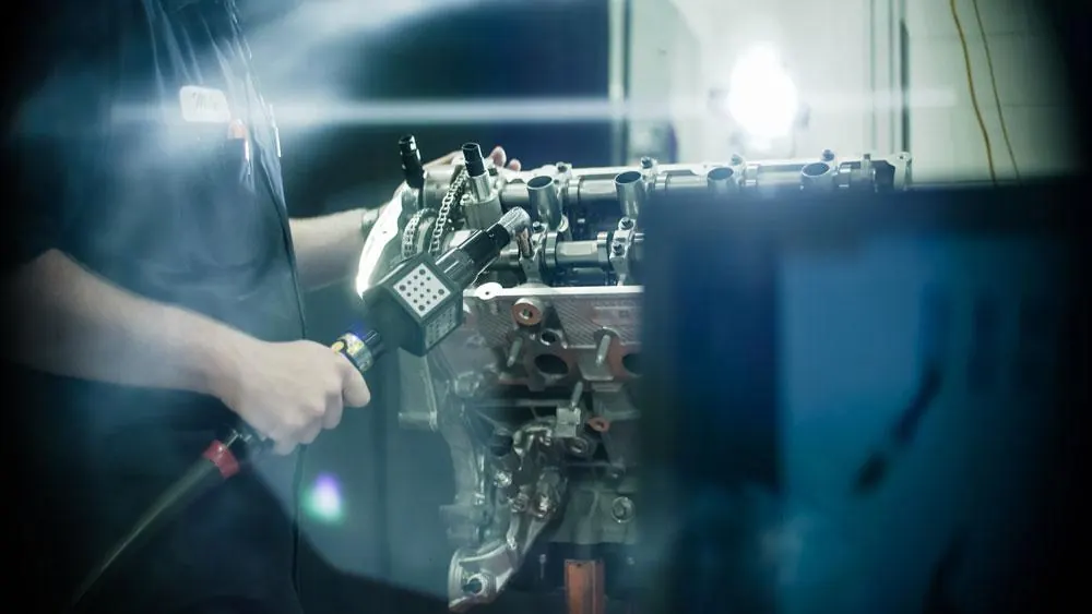 Mechanic using the Tooltracker product on a maching