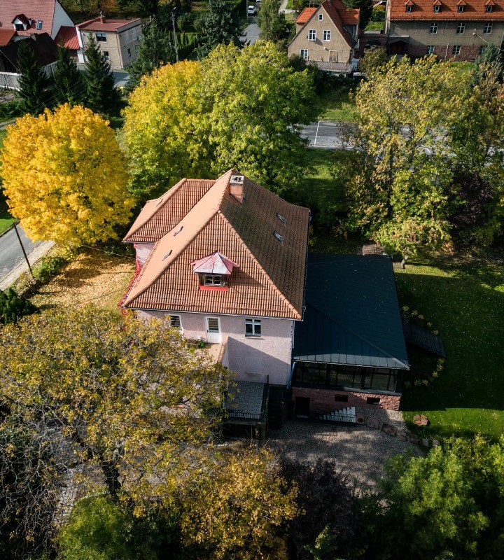 Hotel Villa Stara apteka na tle zielonych drzew, zdjęcie z lotu ptaka. 