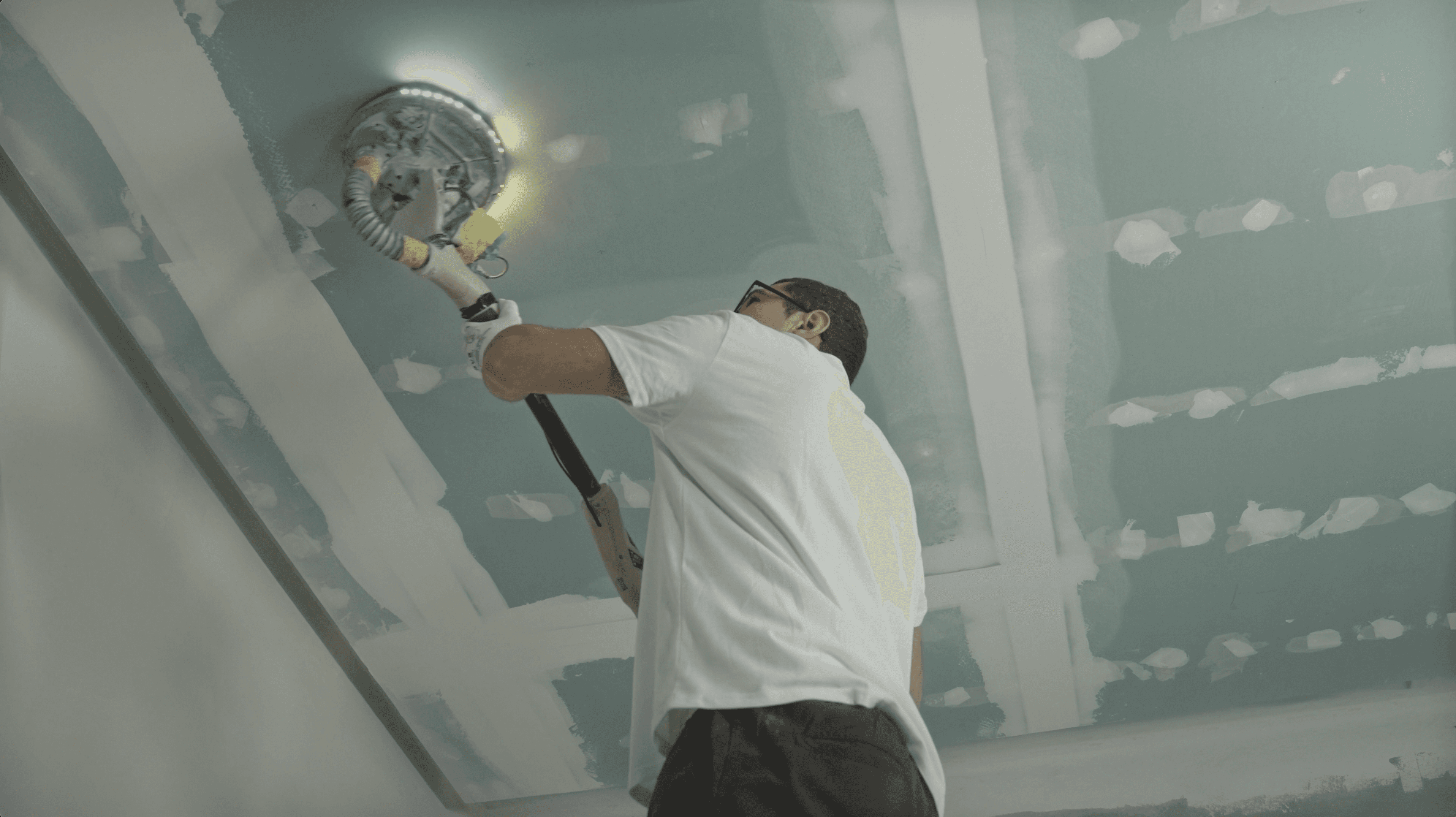 Salle de bains carrelée en marbre noir : baignoire, meuble vasque bois, miroir LED — carrelage et éclairage premium au Luxembourg.