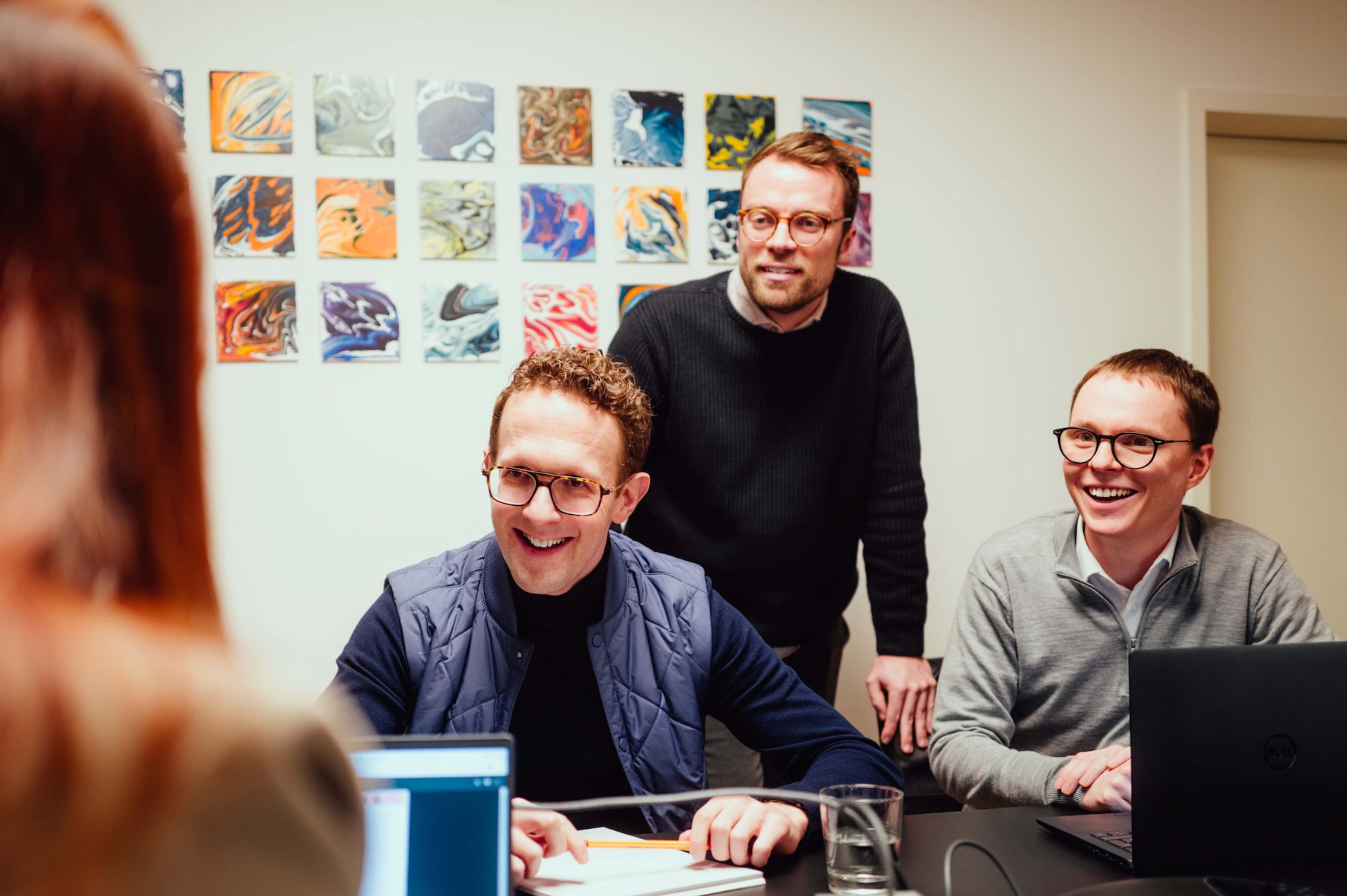 Berater präsentieren Lösungsansatz während Strategiemeeting im Mobilitätsprojekt