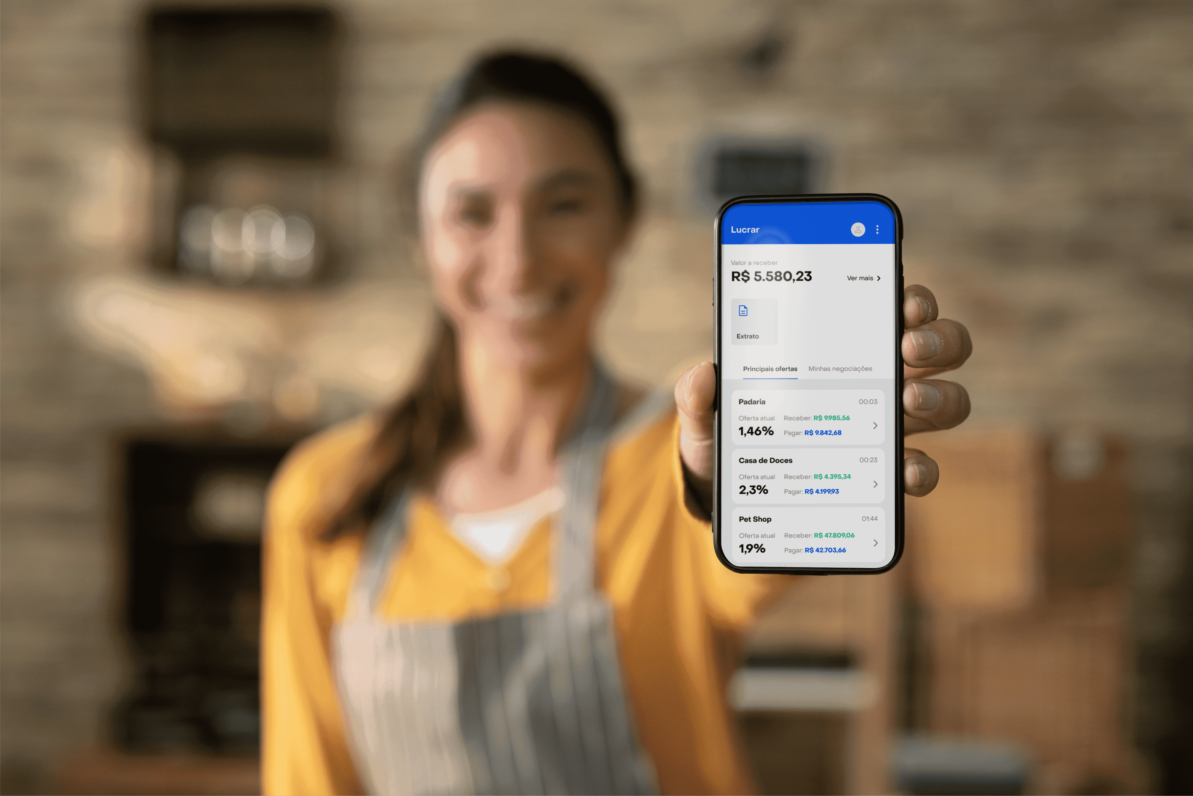 Mulher mostrando a tela inicial do aplicativo Prax