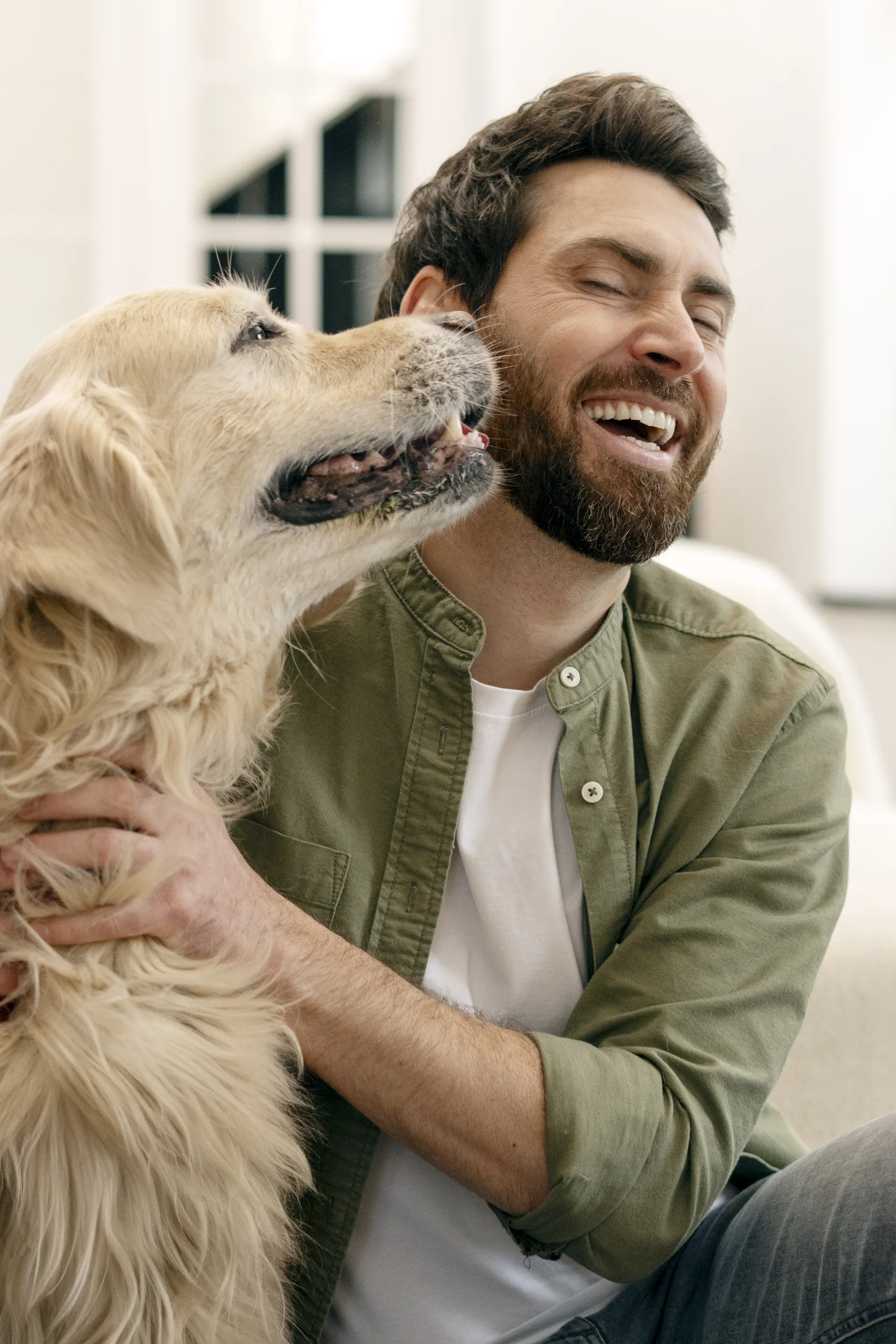 homem abraçando cachorro com carinho