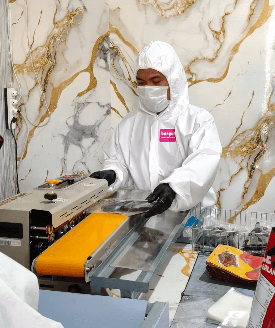 boy-girl-home-playing-with-toys-together