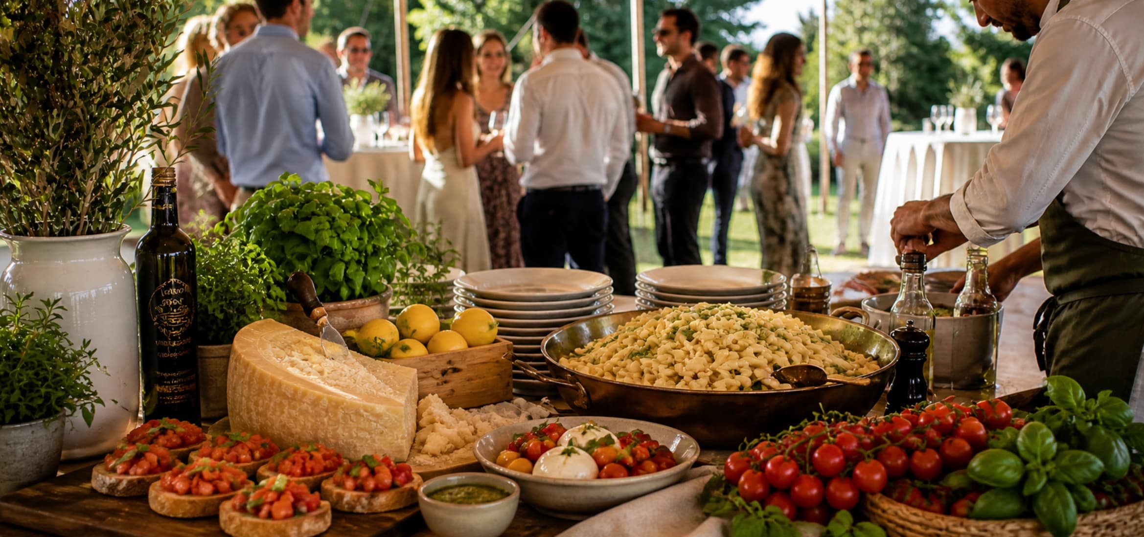 Italiaanse catering tijdens sfeervol outdoor event onder stretch tent met gasten en live cooking