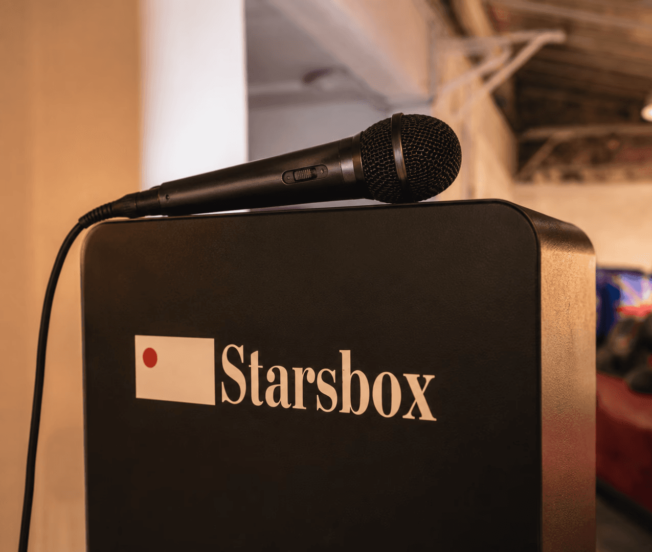 Photobooth Starsbox installé devant un mur en marbre avec éclairage studio