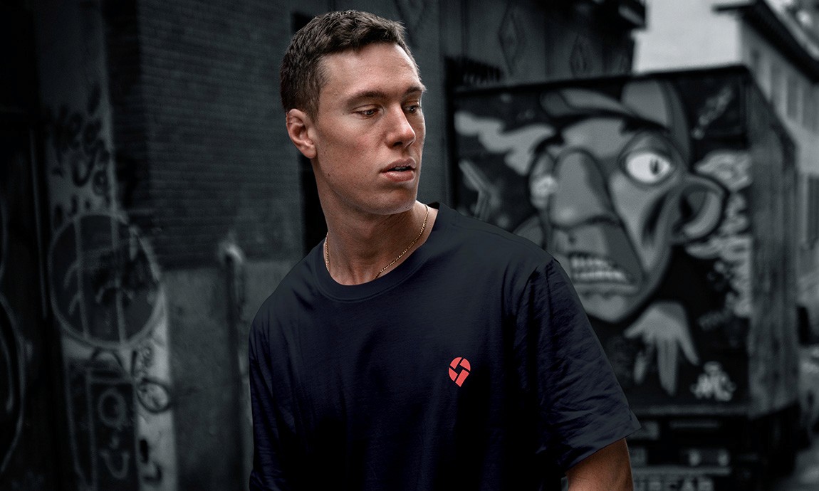 Zdjęcie człowieka w koszulce z nadrukowanym sygnetem Local Dreamers na piersi