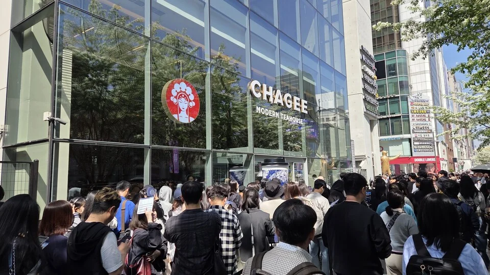 30일 오픈한 차지 강남 플래그십 스토어에 인파가 몰린 모습 출처: 시사저널e