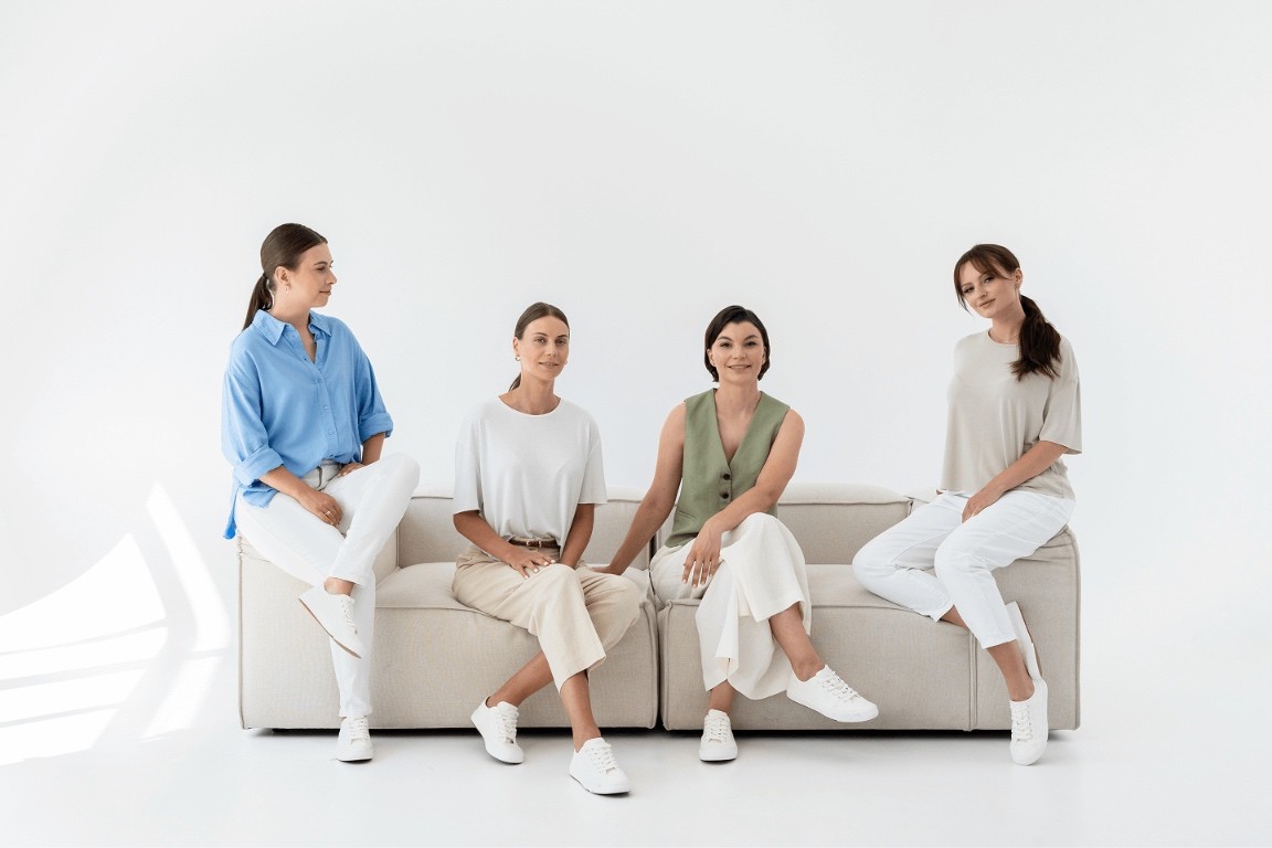 Sesja Skin Mission – zespół marki na kanapie