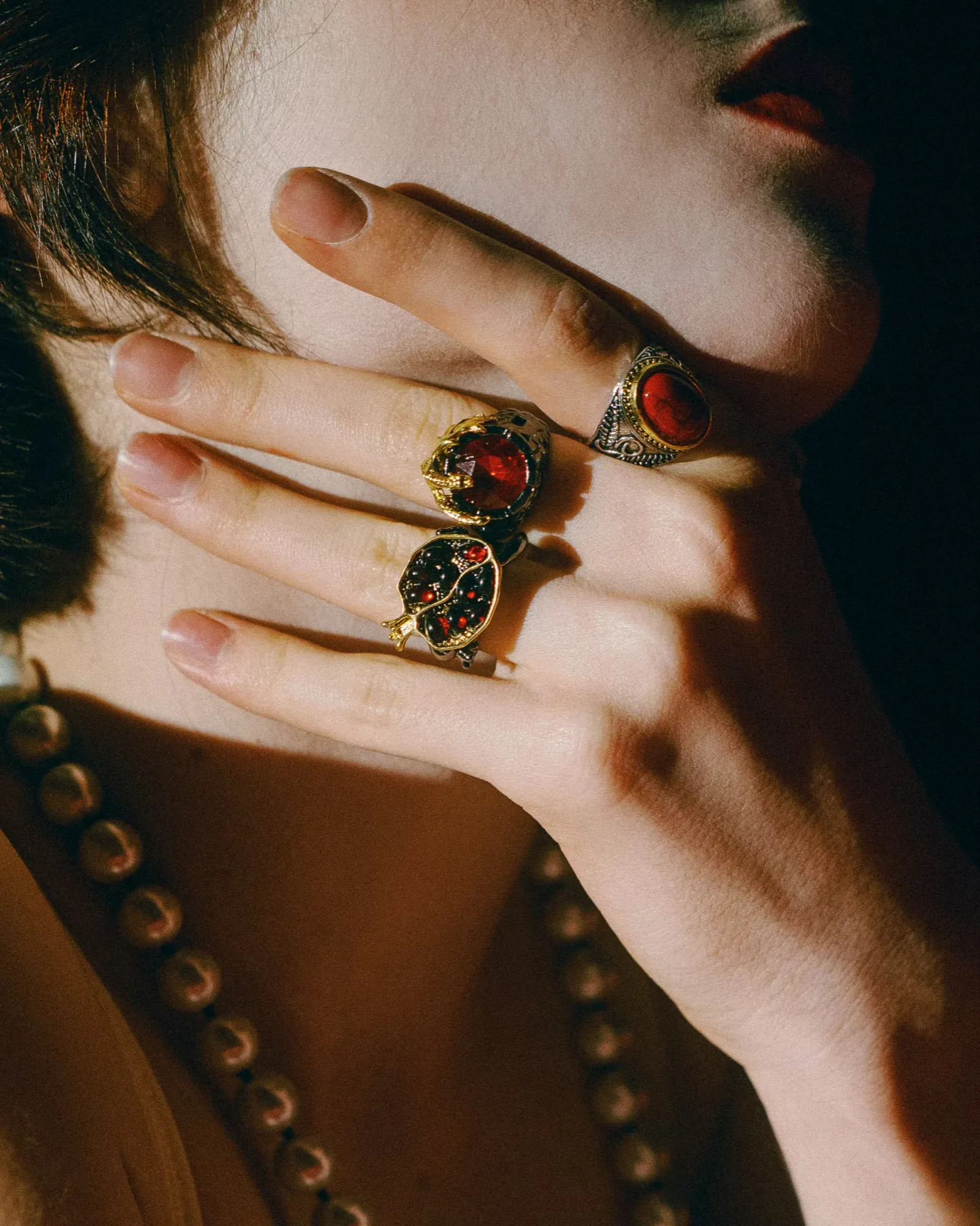 The Colour of Pomegranates — project image 07 by Roman Olinchuk. 香港攝影、創意影像及視覺敘事作品。