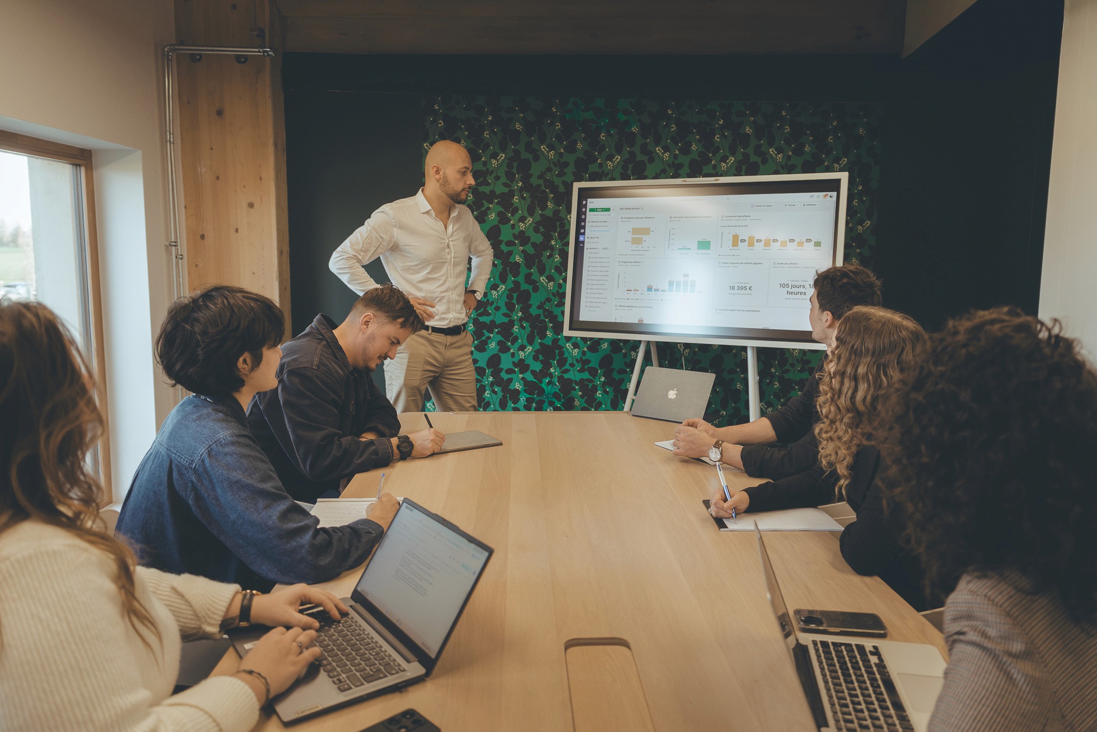 Commerciaux prospectant des clients dans un bureau