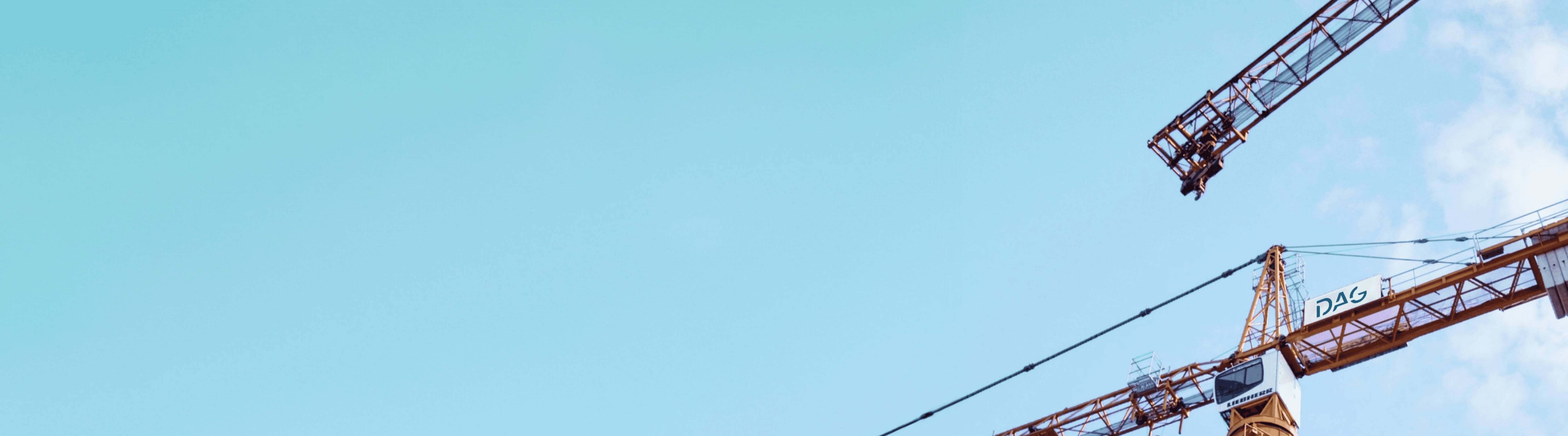 Bauprojekt mit DAG-Kran: Generalunternehmer für nachhaltiges Bauen, komplexe Standortsanierung und Immobilien-Revitalisierung.