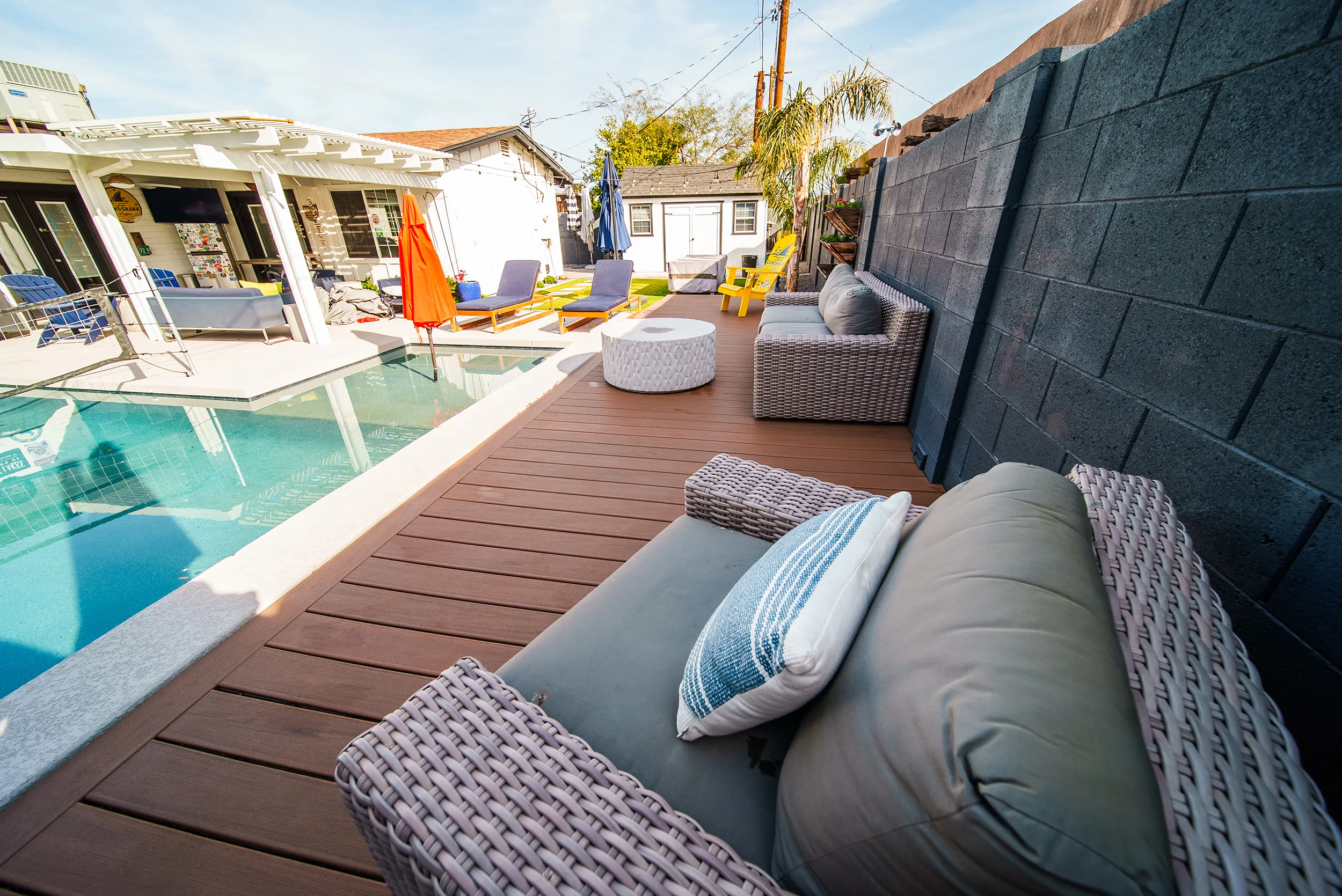 HBC Desks – A Contemporary Poolside Sanctuary with Trex Transcend Lineage decking
