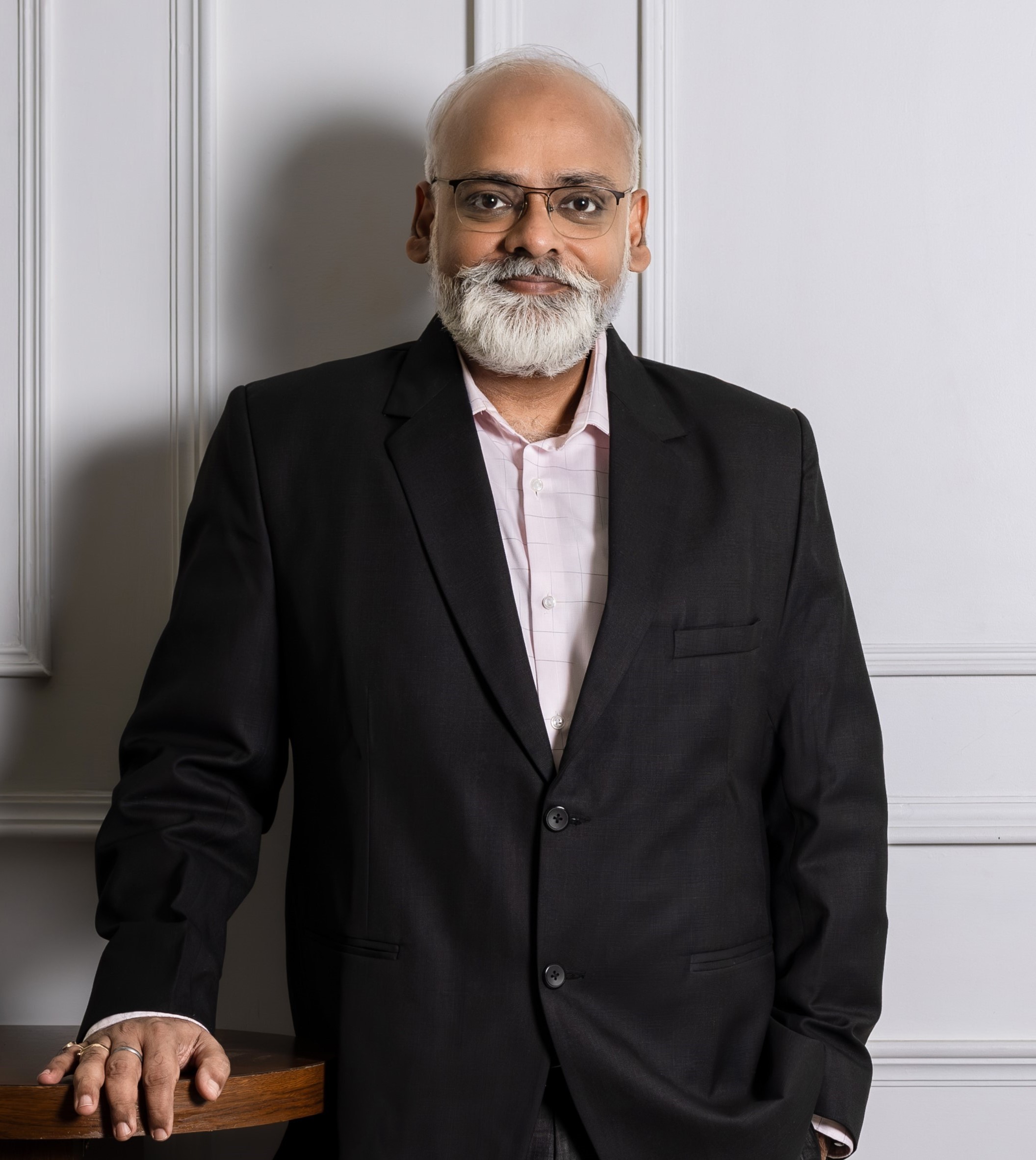 man wearing black notched lapel suit jacket in focus photography