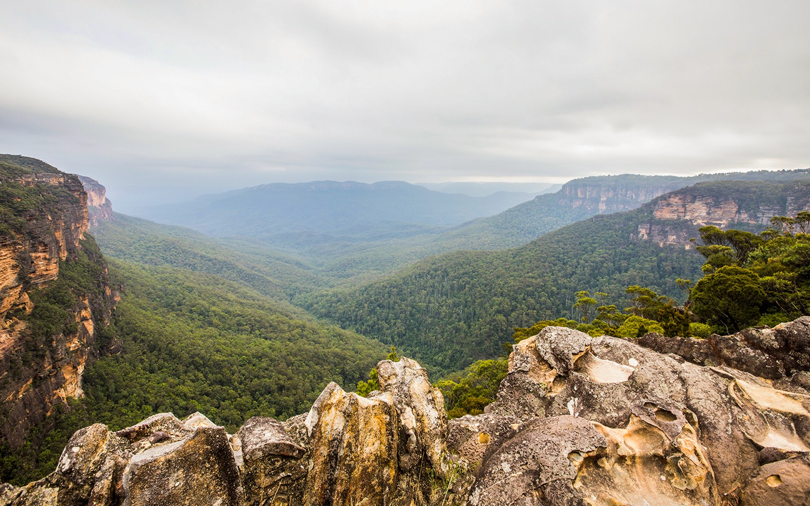 前景是缆车,背景为杰米森谷和蓝山国家公园美景。