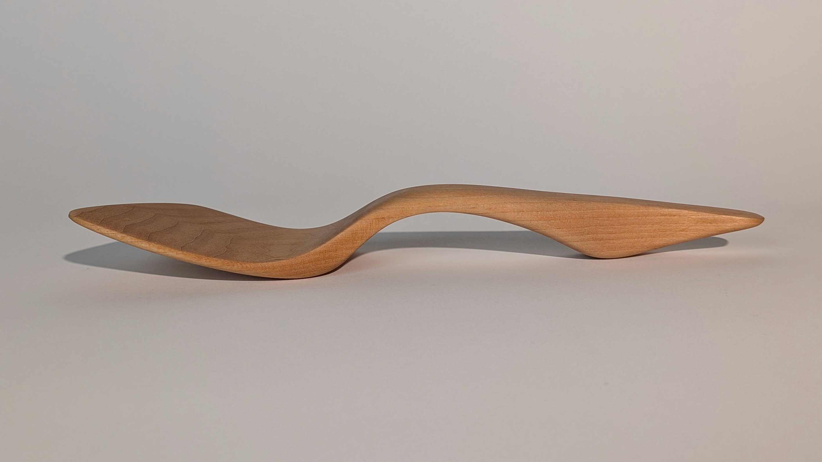 Designing a flowform meant every curve had to be chosen with intentionality. From a side view, I aimed to follow a dynamic curve system that gave the spatula a agile feel without compromising strength or durability.