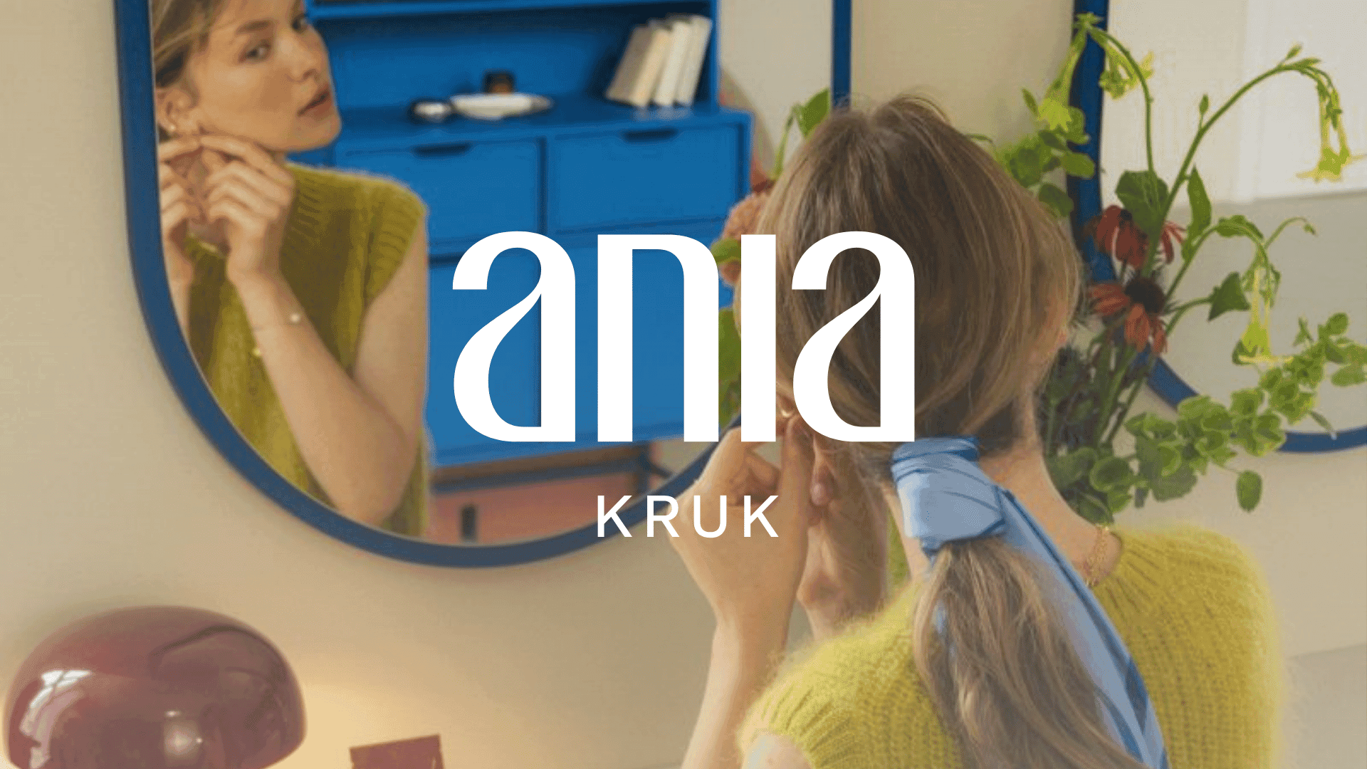 Kobieta nosząca biżuterię Ania Kruk w odbiciu lustra.