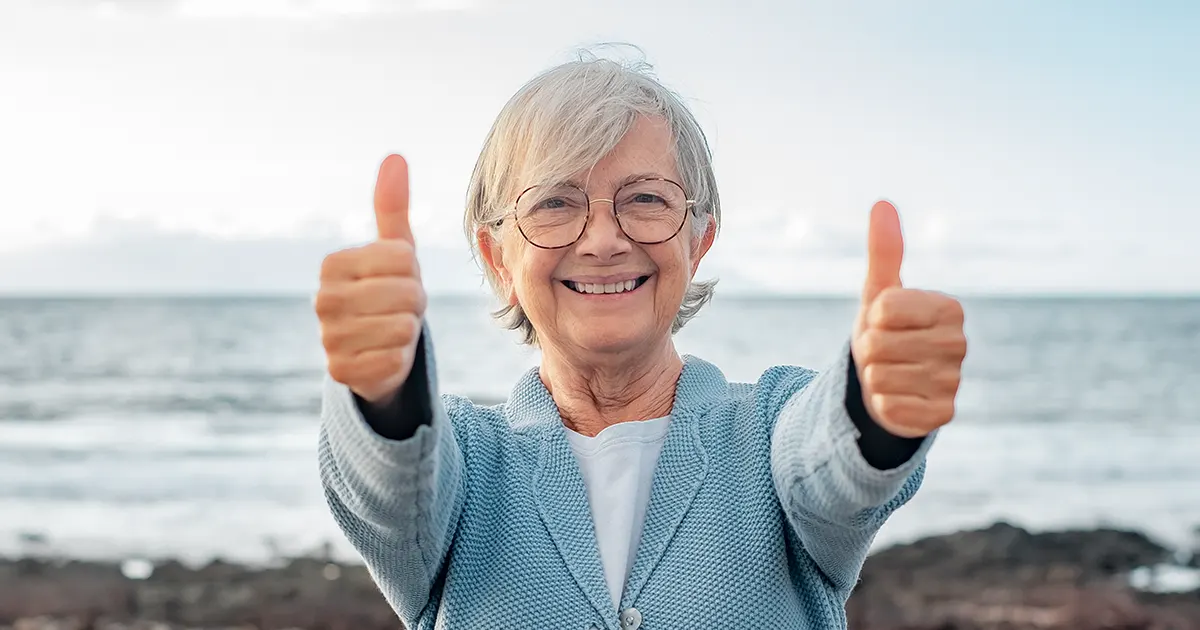 Glad 70 år gammel kvinne.