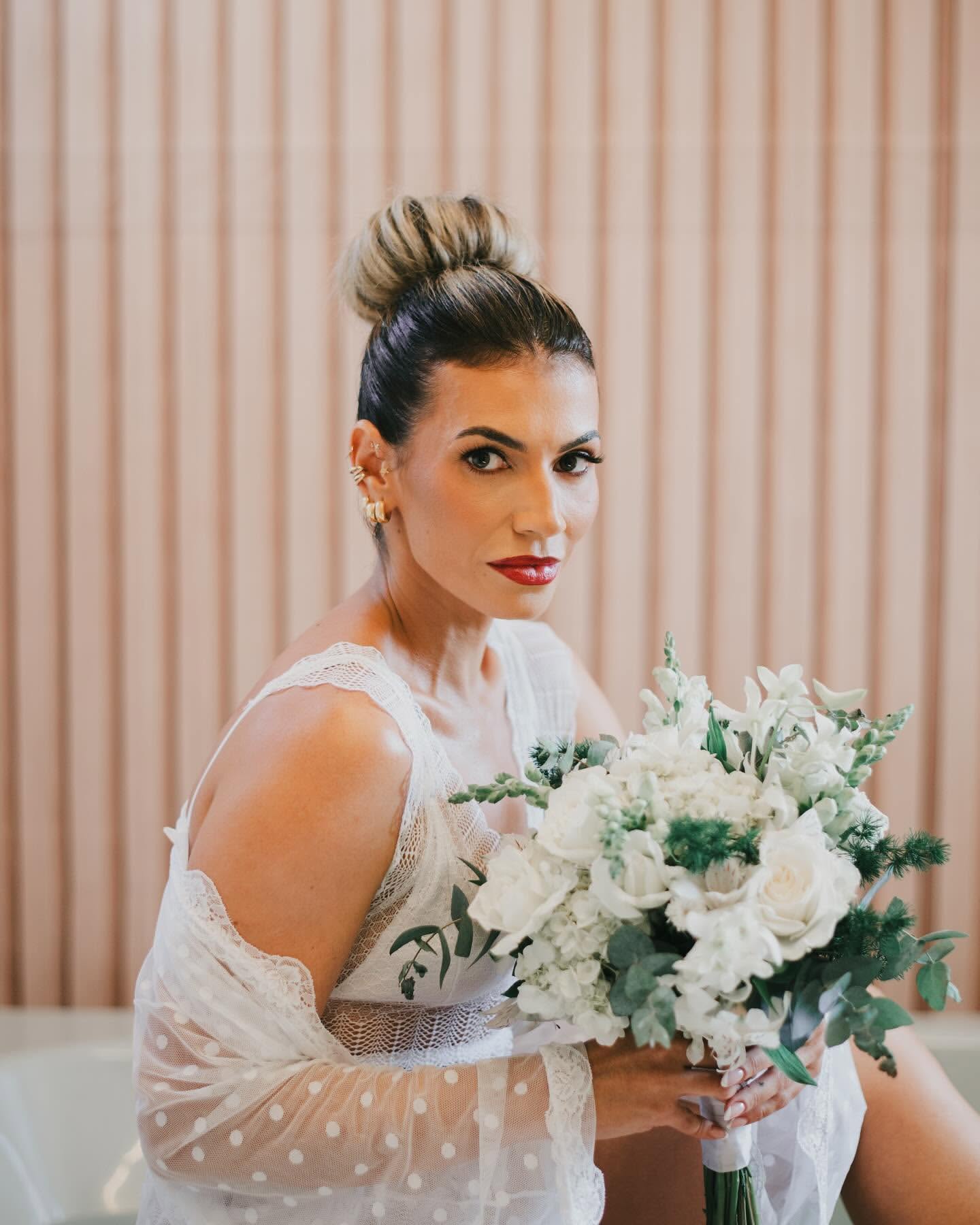 Noiva maquiada por Pry Sanches Beauty, exibindo um visual natural e romântico. A maquiadora e lash designer combinou uma pele impecável com olhos sutis e cílios destacados, criando uma maquiagem leve e atemporal para cerimônias de casamento. O penteado preso complementa o look delicado e elegante, ideal para o grande dia.