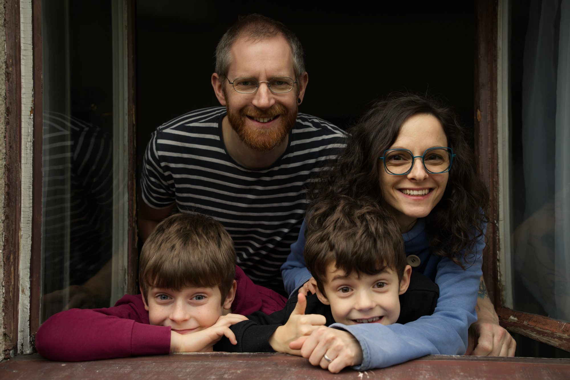 Rodinná fotografie venku v přírodě - čtyřčlenná rodina