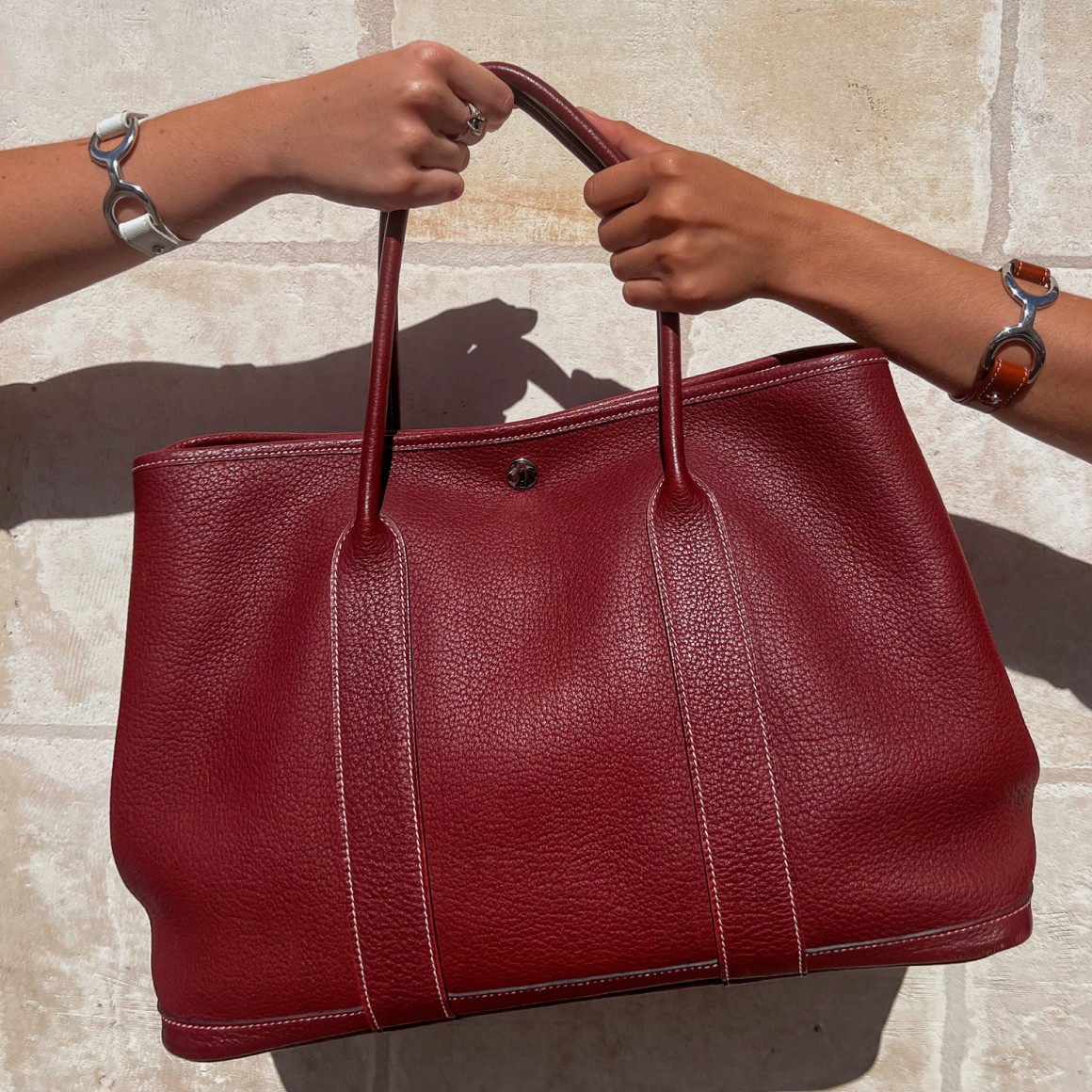 Photo d'un sac rouge de luxe, réalisée lors d'un shooting.