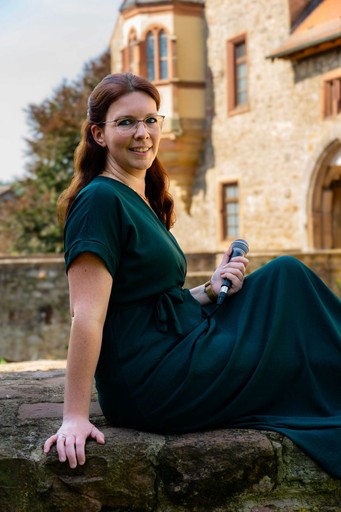Die erfahrene Hochzeitssängerin Patricia Bartmann aus Lauda-Königshofen für emotionale Live-Musik bei eurer Trauung.