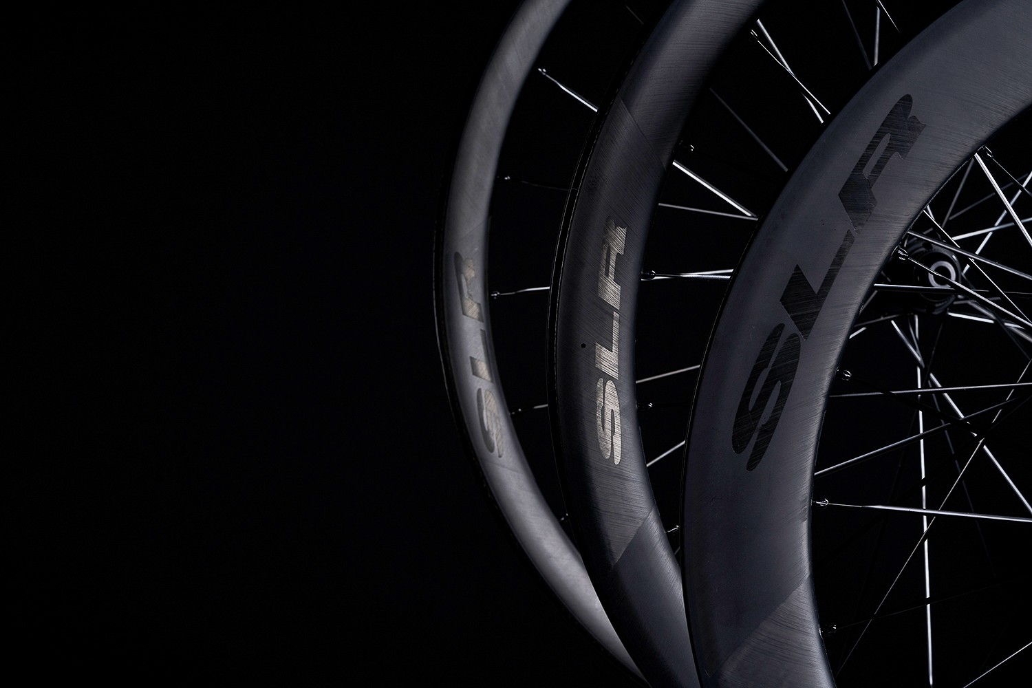 photographie produit packshot roue cycle sur fond noir