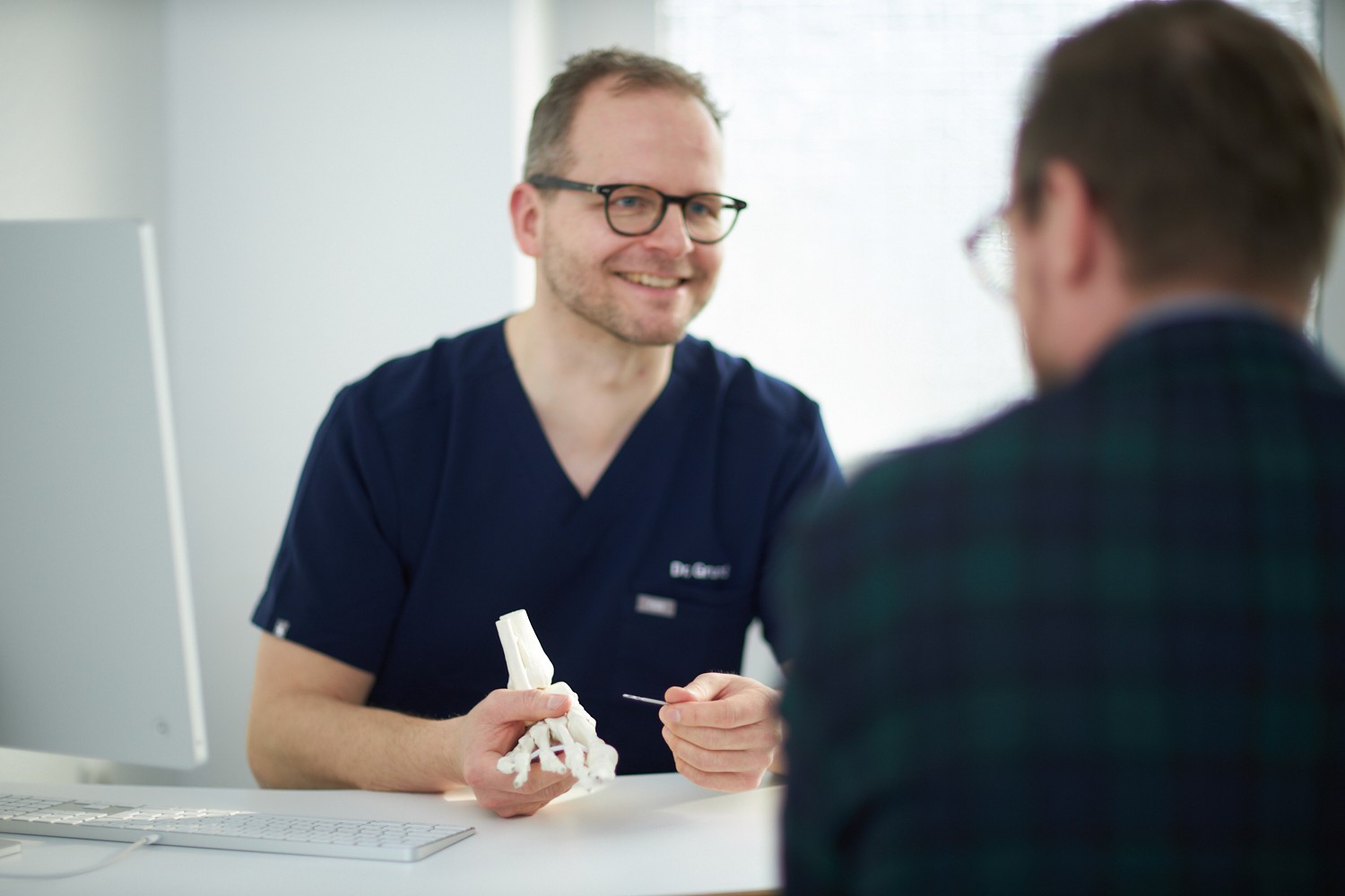 Dr. Grund berät einen Patienten