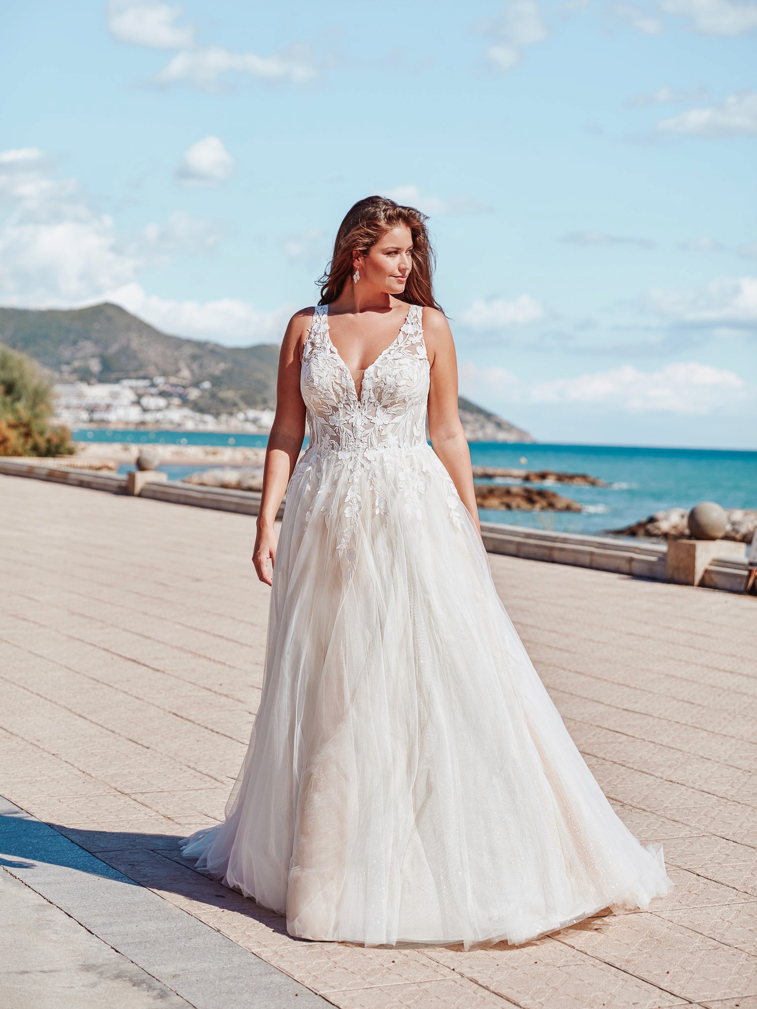 Elegantes Brautkleid in großer Größe mit Glitzertüll