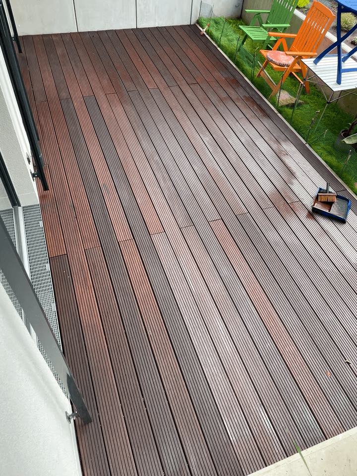 Neu verlegte Holzterrasse mit Arbeitsmaterial in einem Garten in Waren (Müritz)
