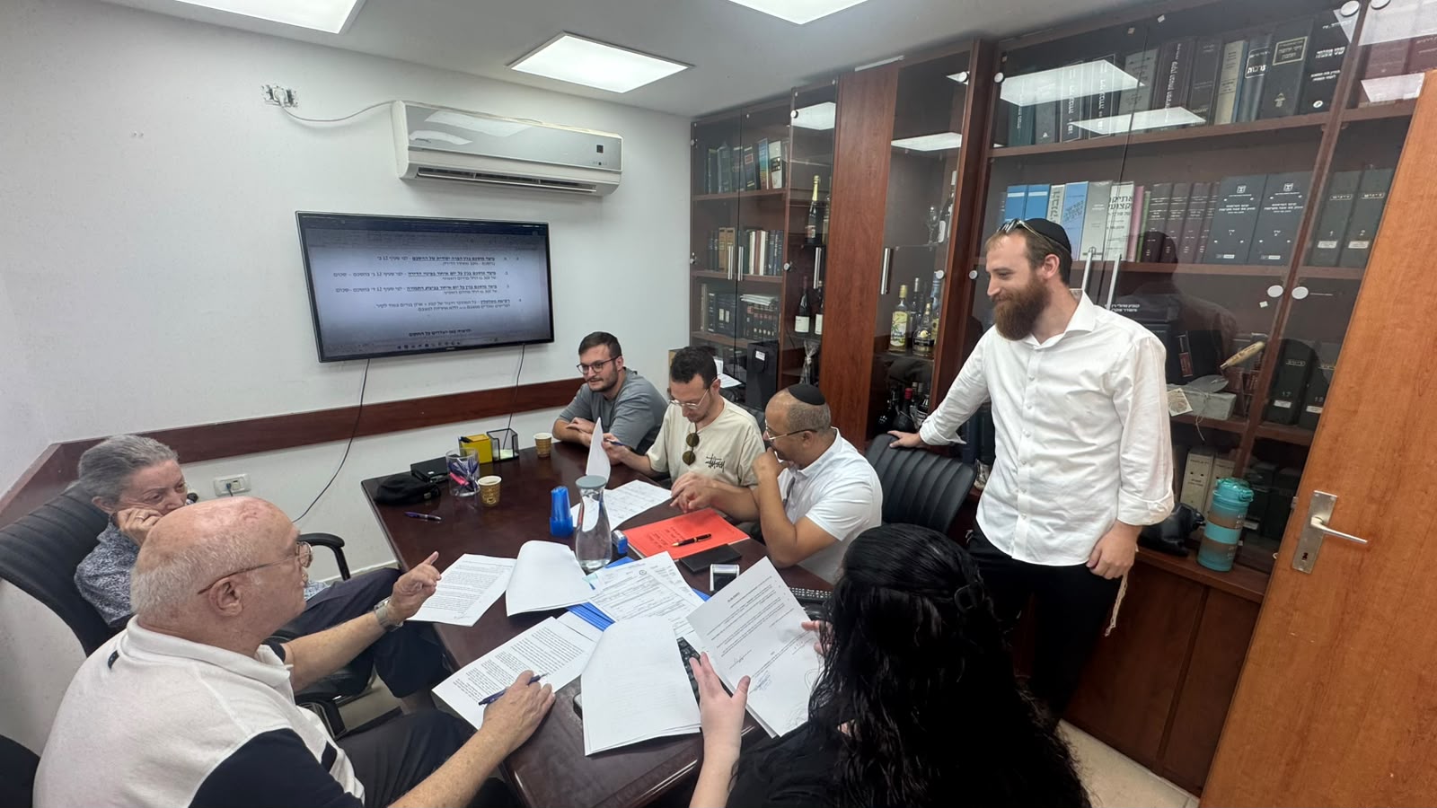 צוות פיינדרס והלקוחות שלנו חותמים על דירה להשקעה בקריות
